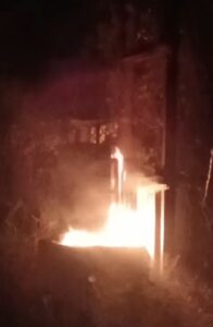 संविदा लाइनमैन की लापरवाही से ट्रांसफार्मर में लगी आग, ग्रामीणों का आरोप