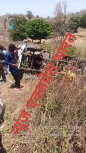 सवारियों से भरी पिकअप पलटी, दर्जन भर यात्री घायल