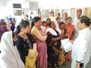 समूह सखियों ने मानदेय व समस्याओं को लेकर किया प्रदर्शन