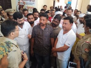 गेहूं ठेसरिंग के दौरान मजदूर की मौत पर हंगामा, कार्रवाई को सौपा पत्र