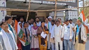 भजपाइयों ने राहुल गांधी की तस्वीर पर चप्पल से पीटा कालिख लगाई प्रकरण : कांग्रेस पार्टी का विरोध, कार्रवाई न होने पर ‘शवयात्रा’ की चेतावनी