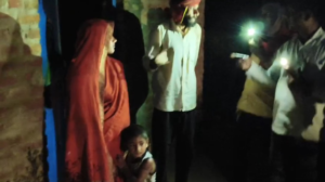 मौत के मुहाने से वापस लाई ज़िंदगी युवक ने दिखाई बेमिसाल बहादुरी, बचाई महिला की जान