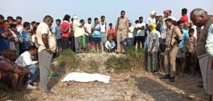 रात में युवक को फोन कर बुलाया, सुबह खेत में मिला शव