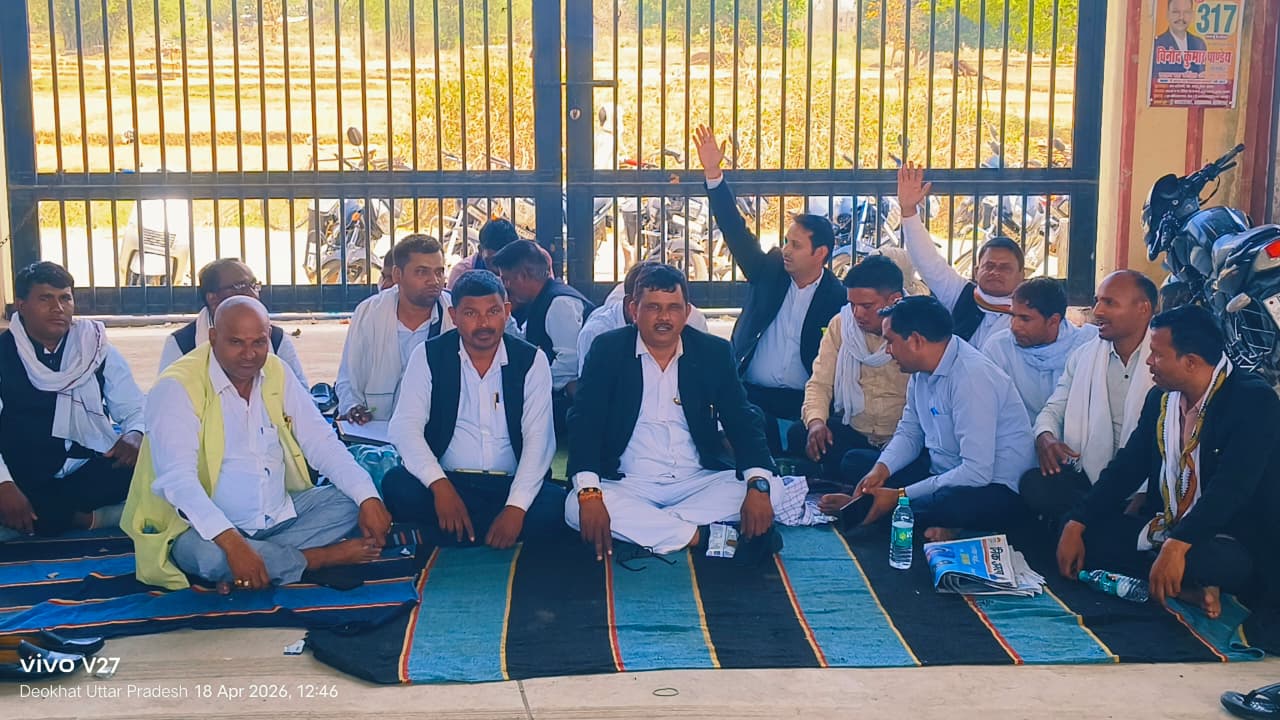 नौगढ़ में अधिवक्ताओं पर मुकदमा दर्ज, लेखपाल पर कार्रवाई की मांग को लेकर प्रदर्शन