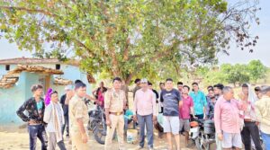 परास के पेड़ से अर्द्धनग्न अवस्था में लटका मिला युवती का शव, दुष्कर्म के बाद हत्या की आशंका