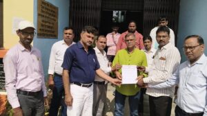 पुरानी पेंशन व धारा 18-21 वापसी की मांग को लेकर शिक्षक संघ ने डीआईओएस को सौंपा ज्ञापन