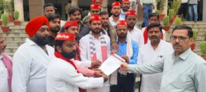 सपा यूथ ब्रिगेड ने डीएम को सौंपा ज्ञापन, बेरोजगारी व भ्रष्टाचार का लगाया आरोप