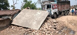 बेकाबू ट्रक घर में घुसा, तीन घायल; एक की हालत गंभीर, जिला अस्पताल रेफर