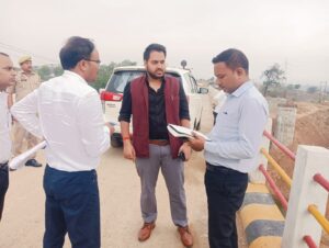 निर्माणाधीन घाघर सेतु का जिलाधिकारी ने किया निरीक्षण