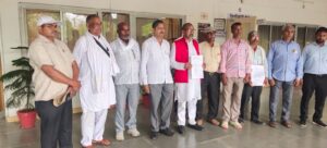 किसानों की समस्याओं को लेकर भारतीय किसान संघ ने किया प्रदर्शन, डीएम को सौंपा ज्ञापन