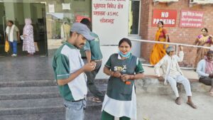 वेतन न मिलने पर सुपरवाइजर ने सफाई कर्मी को दी गाली, काम ठप