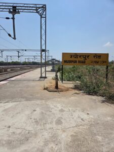 रेलवे स्टेशन पर यात्री सुविधाओं का अभाव, कर्मचारियों को भी नहीं मिल रहा पीने का पानी