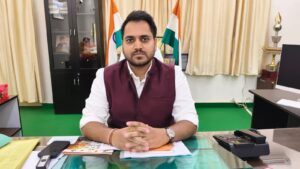 वायु प्रदूषण पर नियंत्रण के लिए प्रतिदिन चलाये स्प्रिंकलर मशीन:जिलाधिकारी