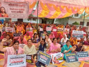 महिला आरक्षण बिल के विरोध महिला मोर्चा का जनआक्रोश, सपा सांसद का दूसरे दिन भी किया घेराव
