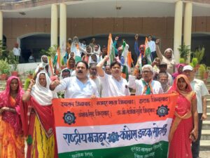 श्रमिक आंदोलन के समर्थन में , डीएम के माध्यम से राज्यपाल को सौंपा ज्ञापन