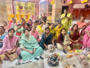 बट सावित्री अमावस्या पर राणी सती दादी मंदिर में गूंजे भजन, मातृत्व दिवस पर महिलाओं ने काटा केक