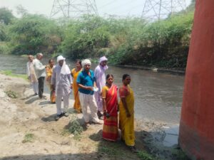 रिहंद जलाशय में राखड़ और कोयला युक्त गंदा पानी देख हैरान हुई एनजीटी याचिकाकर्ता टीम