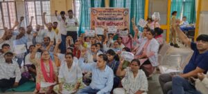 दो महीने से मानदेय नहीं मिला, बच्चों के एडमिशन और किश्तें रुकीं:पुष्पेंद्र शुक्ला