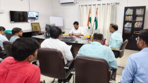 निवेशको के लिए पारदर्शी वातावरण तैयार करना शासन की प्राथमिकता : जिलाधिकारी