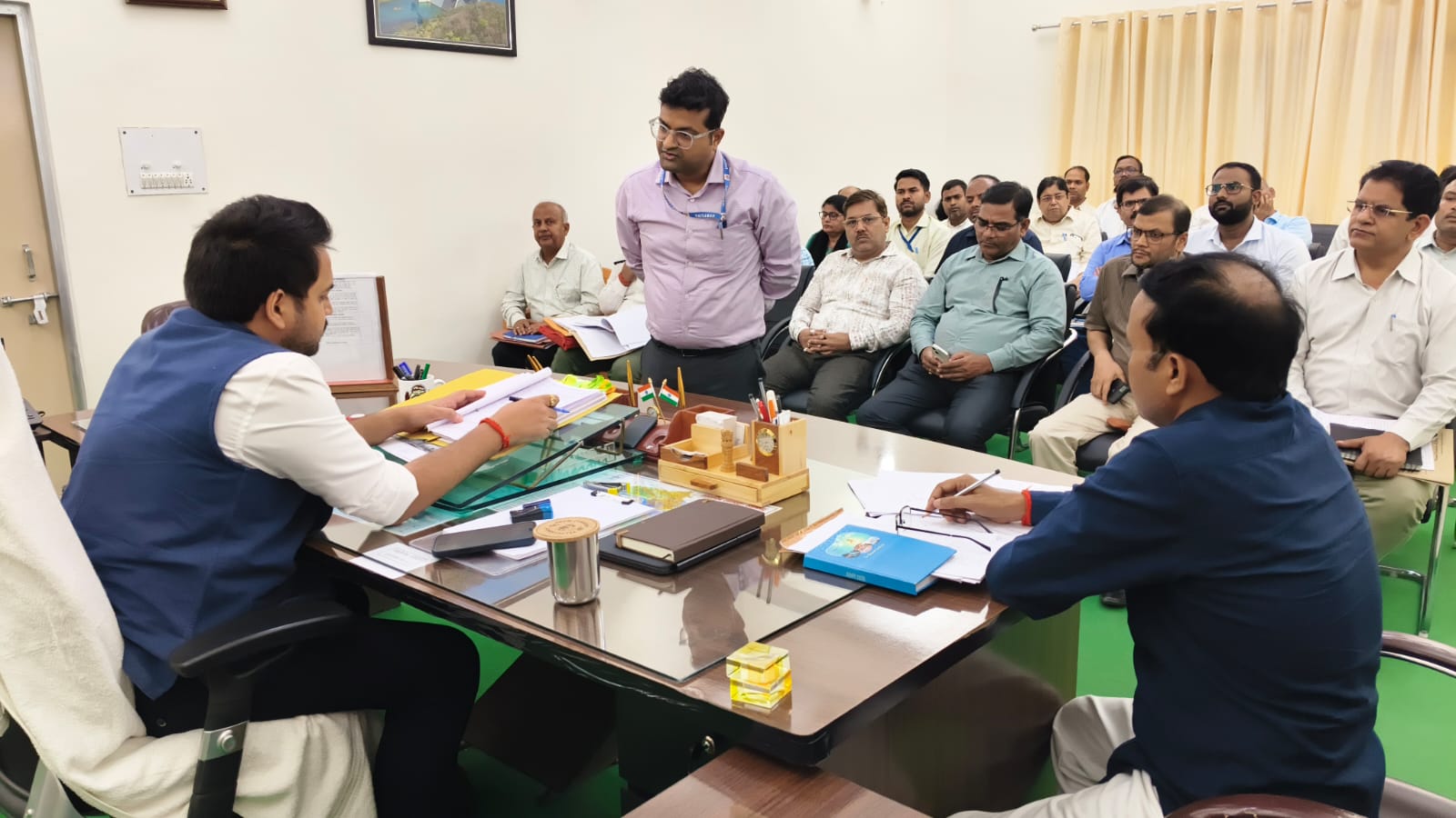 विकास कार्यो की जिलाधिकारी ने किया समीक्षा,दिए कड़े निर्देश