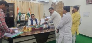 रेलवे ओवरब्रिज निर्माण से पहले वैकल्पिक रास्ते की मांग, डीएम को सौंपा ज्ञापन