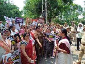 जिलाध्यक्ष महिला मोर्चा पुष्पा सिंह के नेतृत्व में भाजपा महिलाओं का चुर्क मुसही सांसद आवास घेराव, लगाए नारे