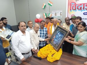 सेवानिवृत्त हुए पम्प अटेंडेंट कमलेश सिंह, पालिका में विदाई समारोह