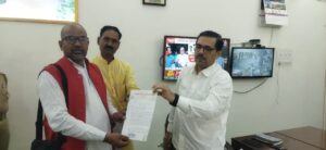 सहकारी समितियों से उर्वरक न मिलने पर किसान संघ सौंपा ज्ञापन