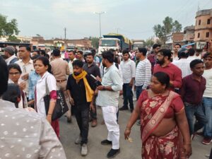 रॉबर्ट्सगंज: तेज रफ्तार ट्रक की टक्कर से स्कूटी सवार मां-बेटी गंभीर घायल