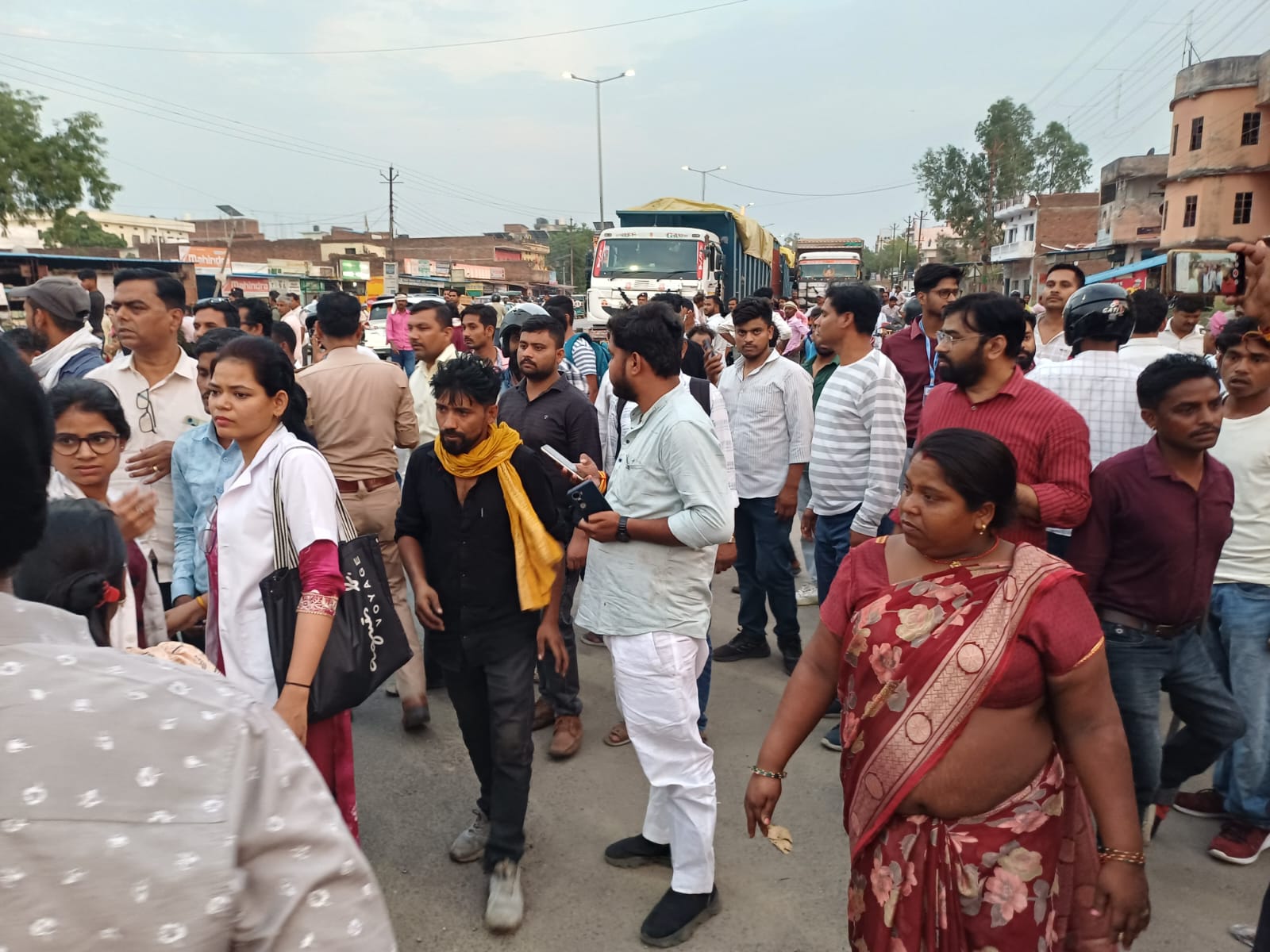 रॉबर्ट्सगंज: तेज रफ्तार ट्रक की टक्कर से स्कूटी सवार मां-बेटी गंभीर घायल