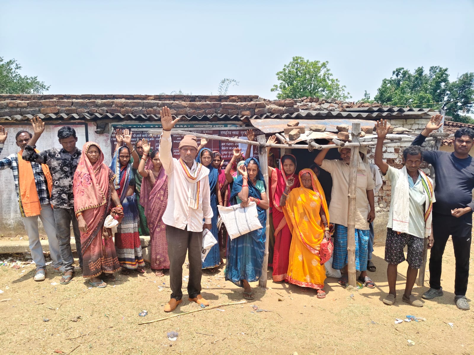 अंगूठा लगवाकर कोटेदार ने डकरा राशन, आक्रोशित ग्रामीणो का प्रदर्शन