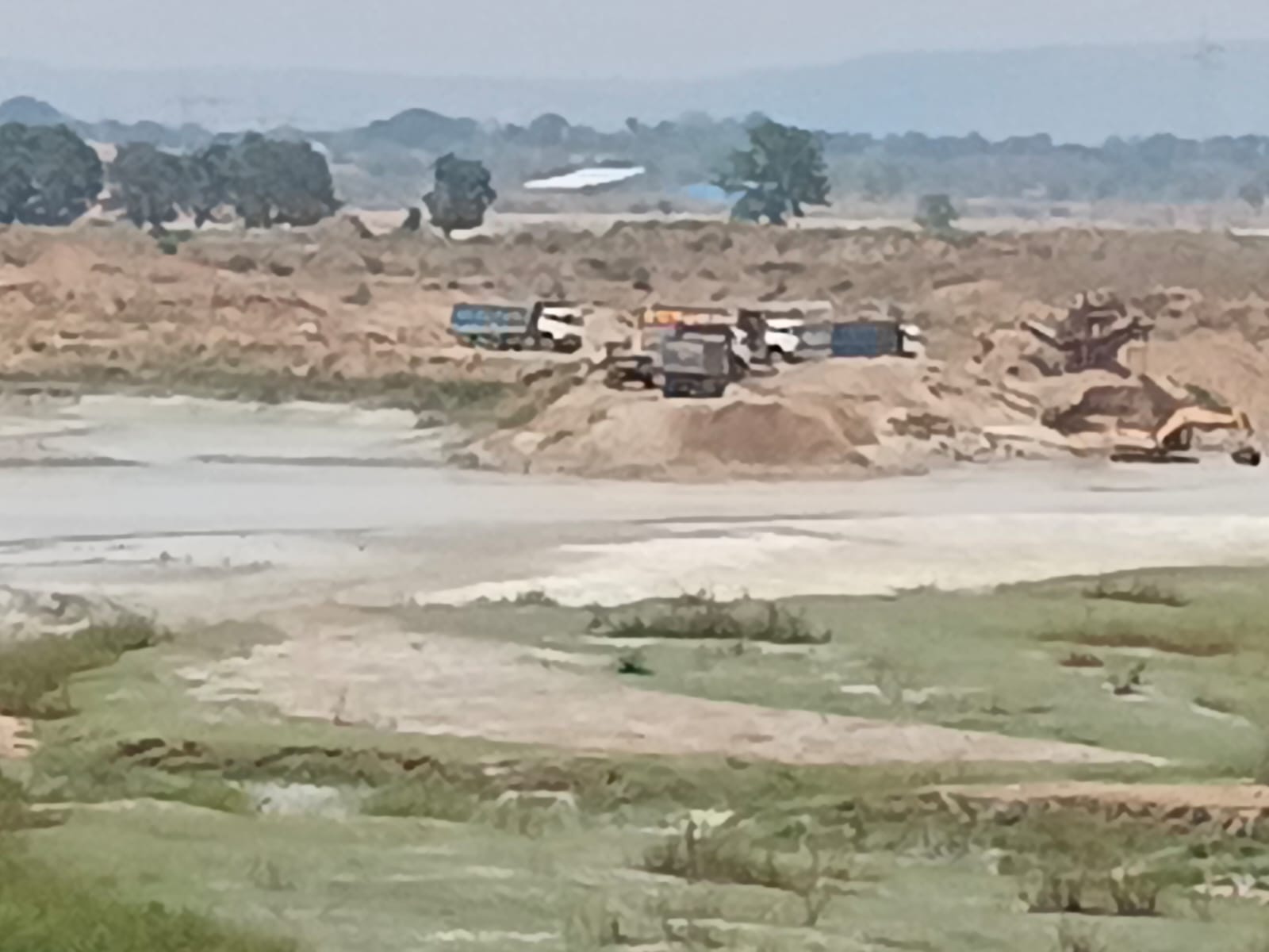 चोपन रेणुका नदी में धारा रोककर अवैध खन, प्रशासन मौन, पर्यावरण कार्यकर्ताओं में आक्रोश