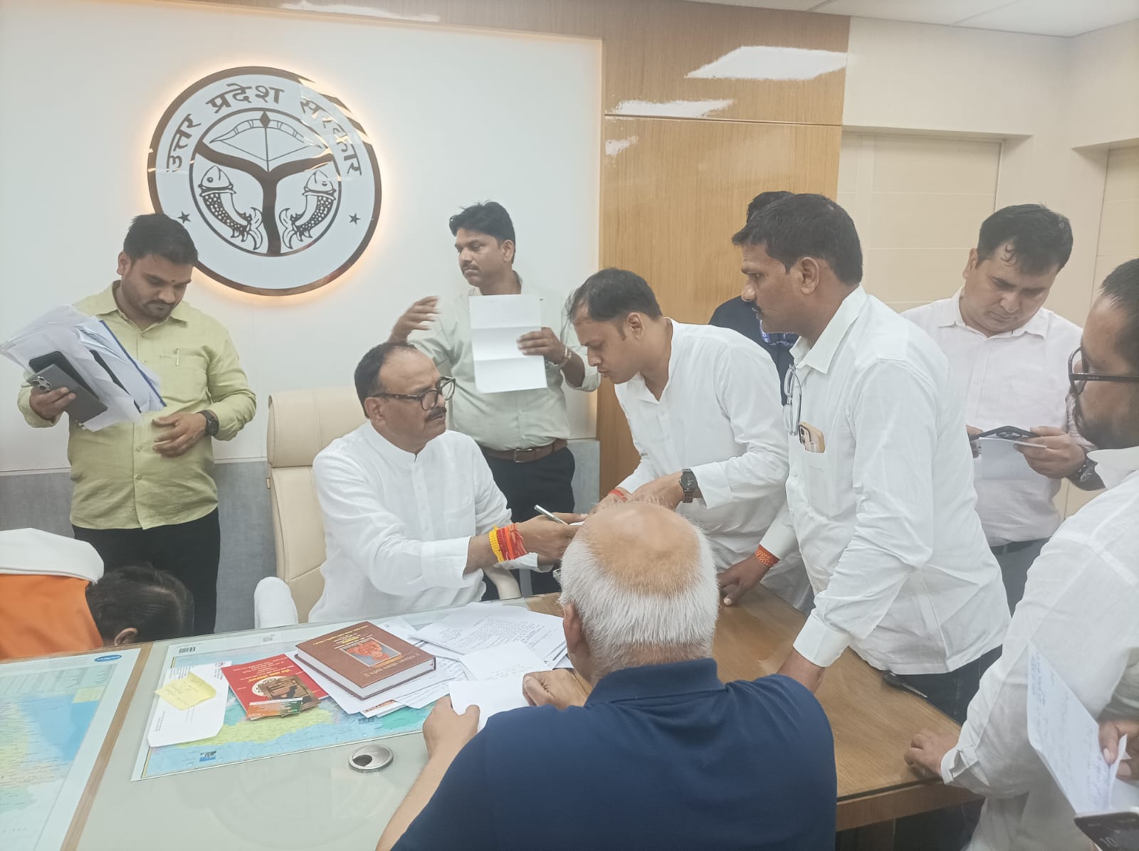 संविदा कर्मियों से AMS तुरंत हटे, समान कार्य-समान वेतन व भत्तों पर डिप्टी सीएम से कीचर्चा: पुष्पेंद्र शुक्ला