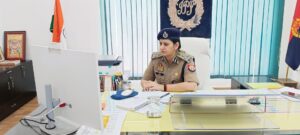 DIG विन्ध्याचल परिक्षेत्र पूनम ने की लंबित विवेचनाओं की समीक्षा