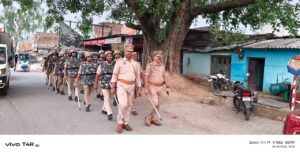 पुलिस ने फ्लैग मार्च निकाल, सौहार्दपूर्ण तरीके से त्यौहार मनाने का दिया संदेश