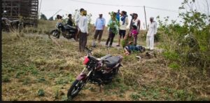 अनियंत्रित बाइक से गिरकर दंपति सहित तीन घायल, आधार सुधरवाने जा रहे थे