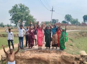 पुलिया निर्माण न होने से नाराज ग्रामीणों ने किया प्रदर्शन