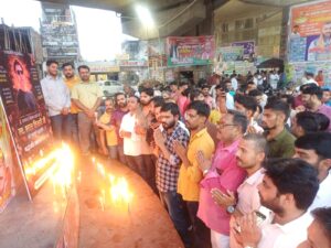 भरत तिवारी को श्रद्धांजलि देने उमड़ा जनसैलाब, कैंडल मार्च निकाल किया विरोध