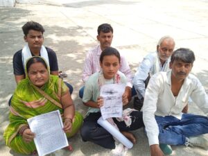 भूमि विवाद में निर्माण रोकने की मांग को लेकर परिवार धरने पर बैठा, डीएम से लगाई न्याय की गुहार