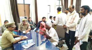 चोपन थाने में डीएम-एसपी ने सुनी जनसमस्याएं, 196 शिकायतों का हुआ निस्तारण
