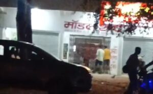मॉडल शाप से निर्धारित समय के बाद बिक रही शराब