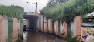 झारो रेलवे अंडरब्रिज में जलभराव से आवागमन बाधित, हादसे का डर