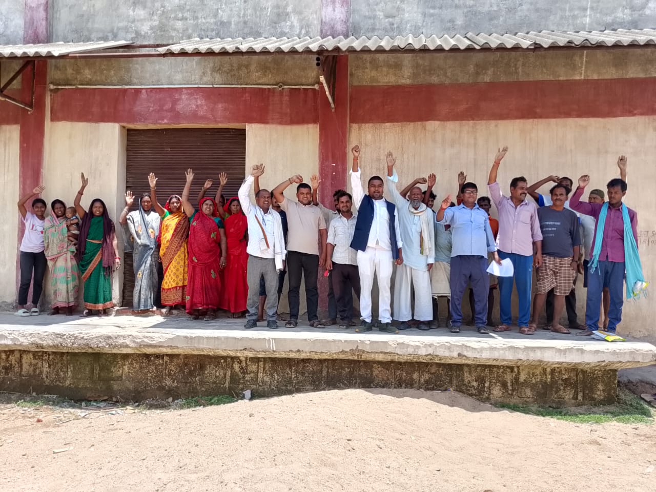 खाद न मिलने से नाराज किसान, आरंगपानी लैंपस पर प्रदर्शन