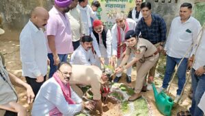 ‘पेड़ है तो प्राण है’ महाअभियान: सांसद छोटेलाल ने ईदगाह प्रांगण में किया पौधारोपण