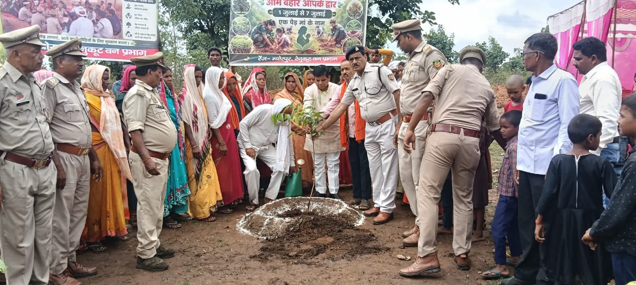 ग्रीन चौपाल में “एक पेड़ मां के नाम” अभियान के तहत पौधरोपण