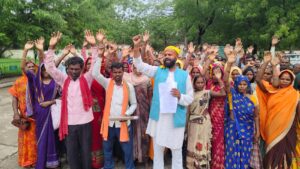 पेयजल, बिजली और स्कूल की मांग को लेकर किया प्रदर्शन, सौंपा ज्ञापन