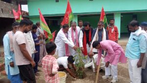 समाजवादी पार्टी ने किया पौधरोपण, कार्यकर्ताओं को दिया जीत का मंत्र