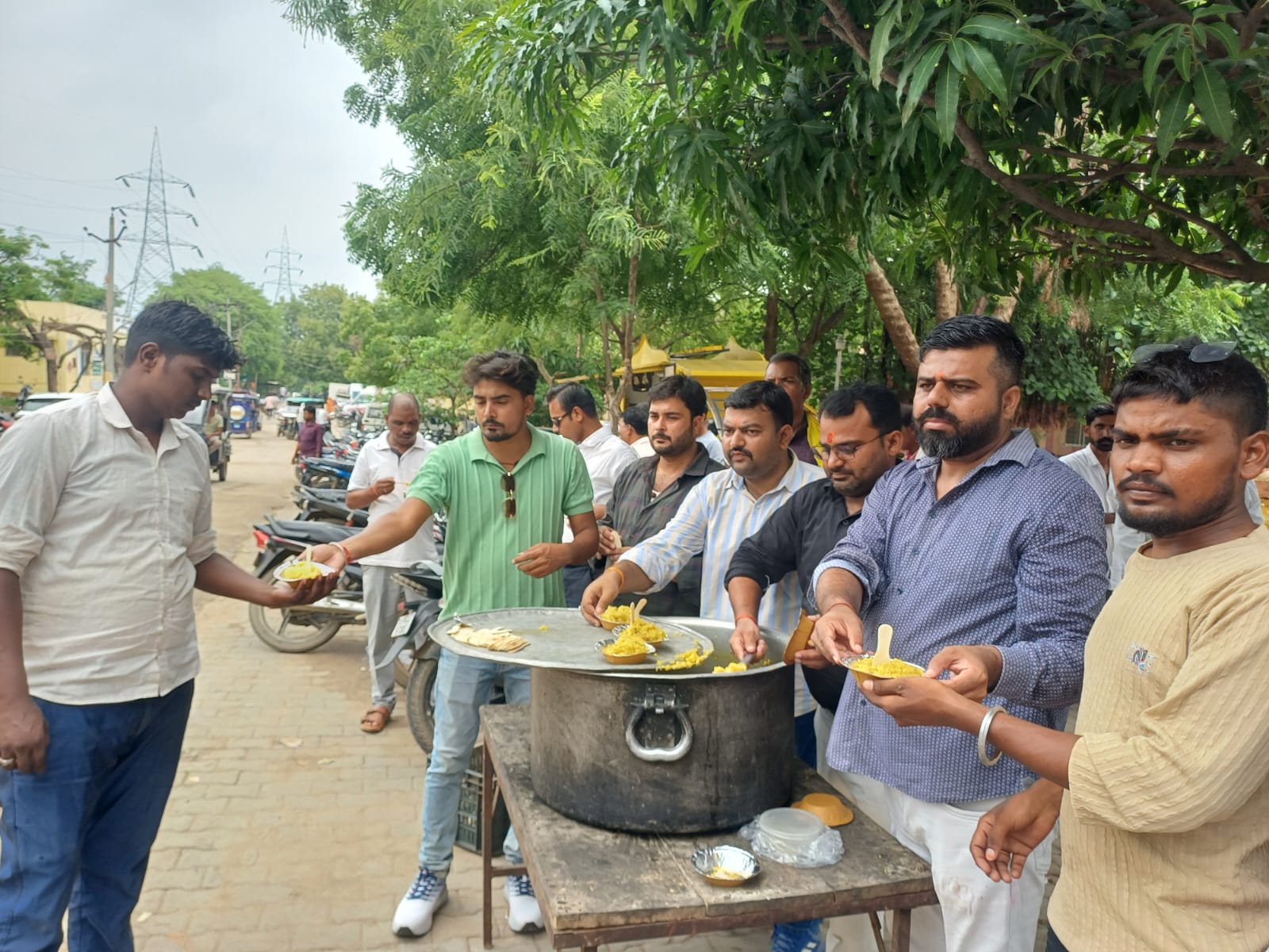 जिला अस्पताल में ‘श्री प्रसादम्’ सेवा के तहत वितरित की गई खिचड़ी, मरीजों ने लिया प्रसाद