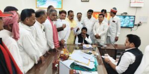 सपा आदिवासी प्रकोष्ठ का प्रदर्शन, राज्यपाल को संबोधित ज्ञापन डीएम को सौंपा