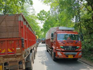 सड़क के बीच फंसा ट्रेलर, मुर्धवा-बीजपुर मार्ग पर 4 घंटे लगा रहा जाम